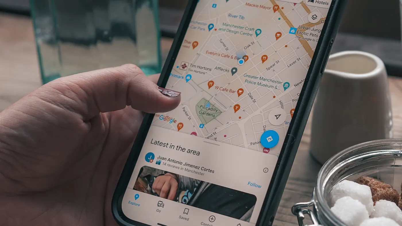 Telefonda Google Haritalar üzerinden yakındaki işletmelerin incelendiği ekran